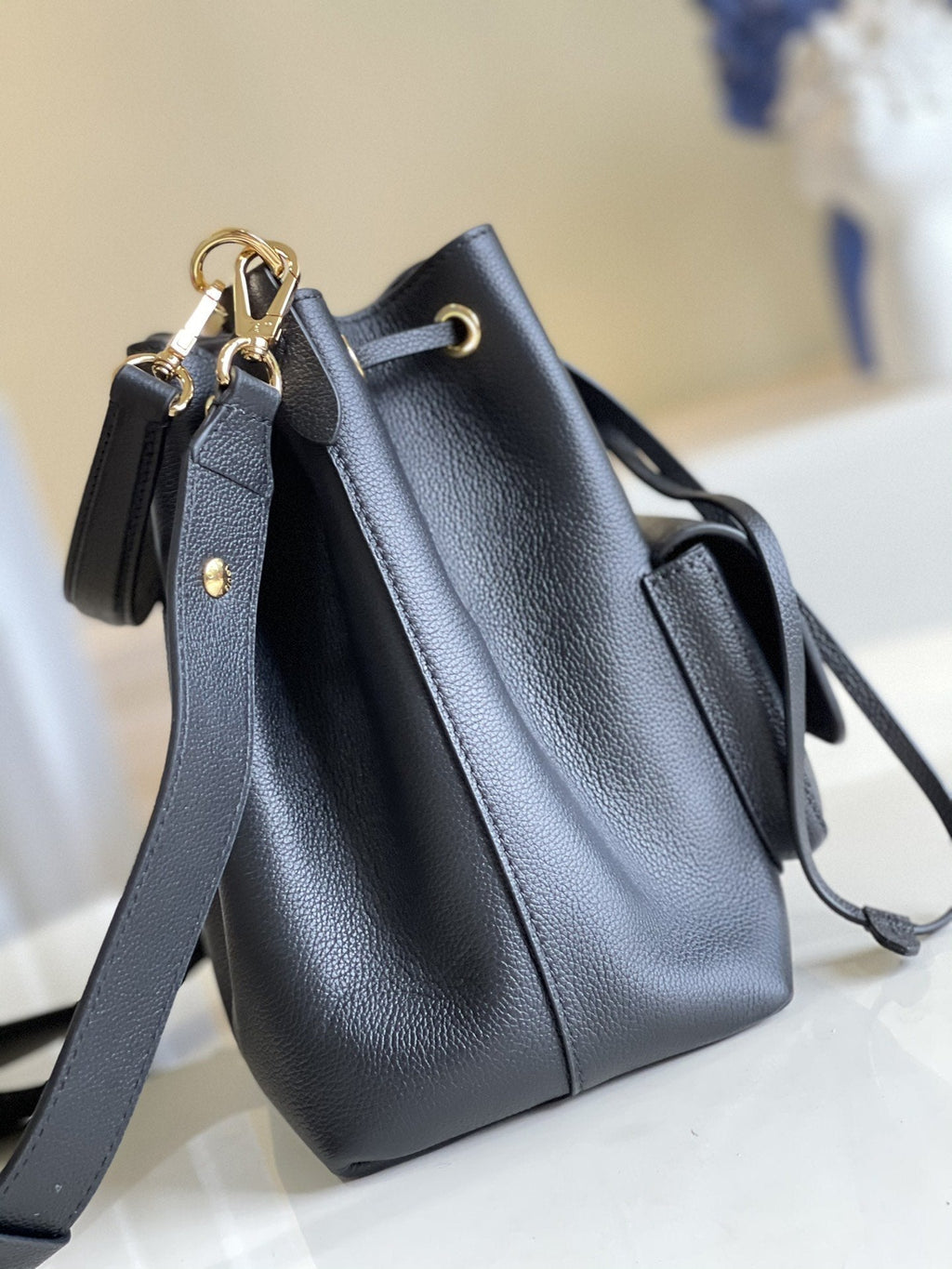 LOUIS VUITTON LV LOCKME BUCKET 23 BLACK GRAINED CALF SKIN
