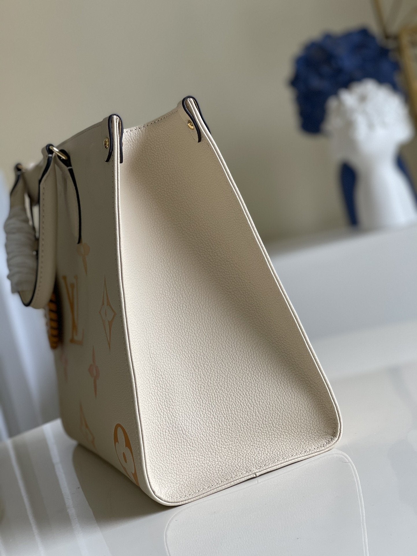LOUIS VUITTON LV ONTHEGO MM 35 CREAM COWHIDE-LEATHER TRIM