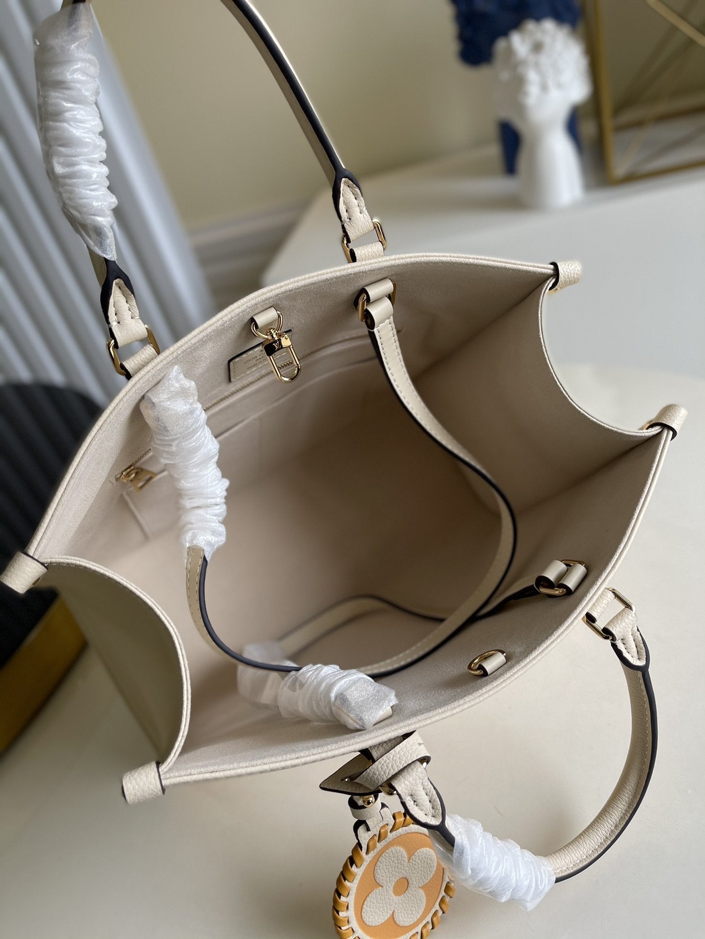 LOUIS VUITTON LV ONTHEGO MM 35 CREAM COWHIDE-LEATHER TRIM