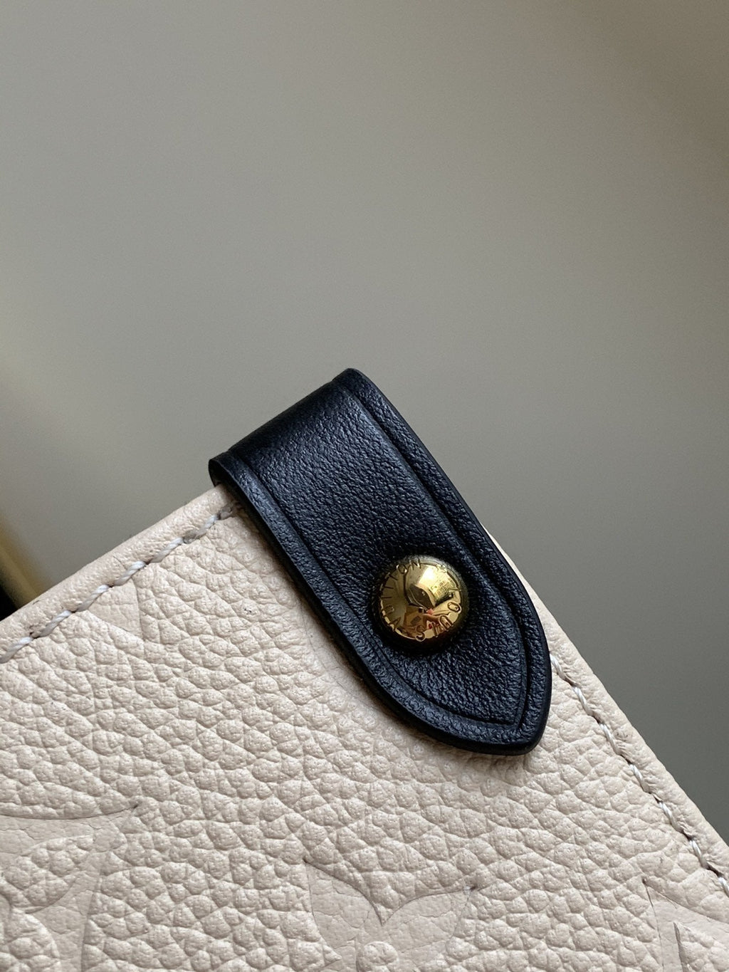 LOUIS VUITTON CRAFTY ONTHEGO GM 41 CREME BLACK MONOGRAM GIANT CANVAS