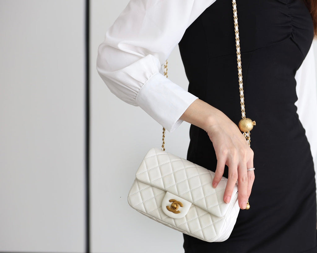 CHANEL FLAP BAG 20CM WHITE LAMBSKIN GOLD HARDWARE