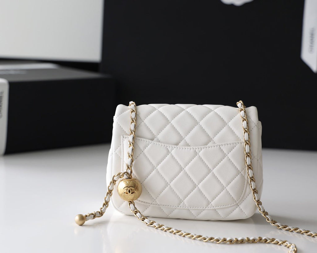 CHANEL FLAP BAG 17CM WHITE LAMBSKIN GOLD HARDWARE