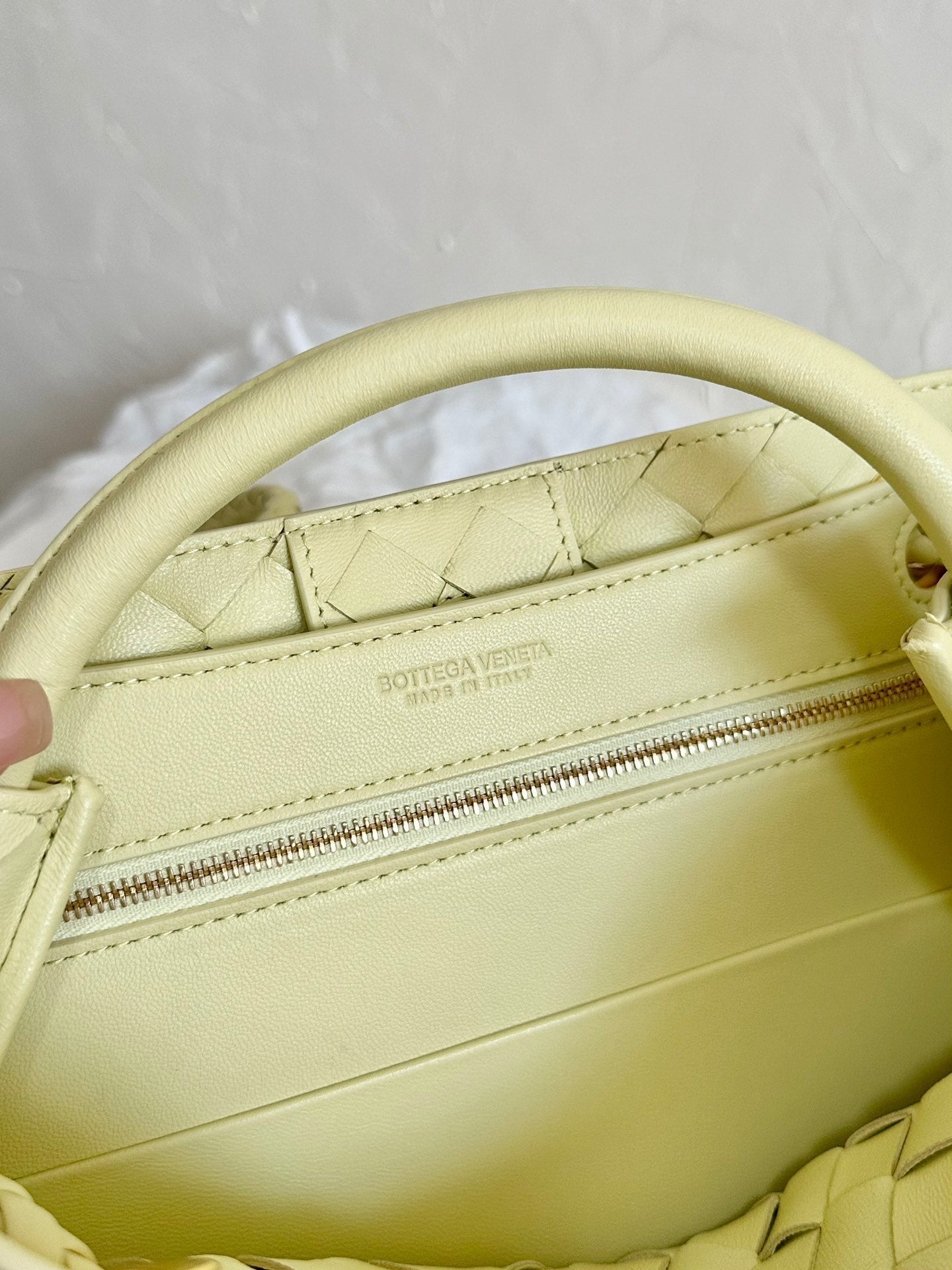BOTTEGA VENETA SMALL ANDIAMO 25CM LIGHT YELLOW LAMBSKIN