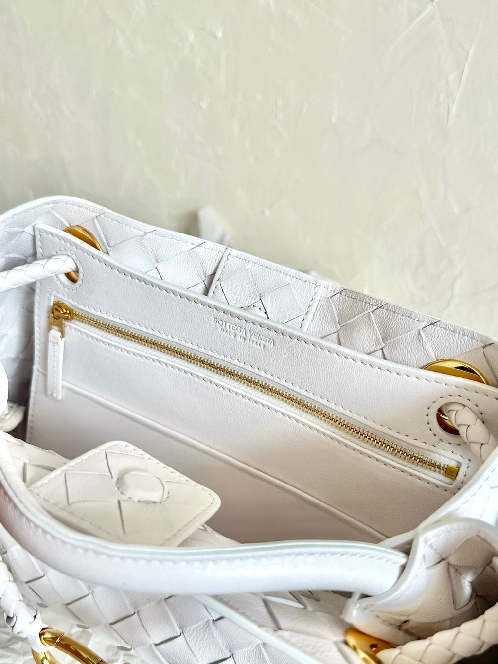 BOTTEGA VENETA SMALL ANDIAMO 25CM WHITE LAMBSKIN