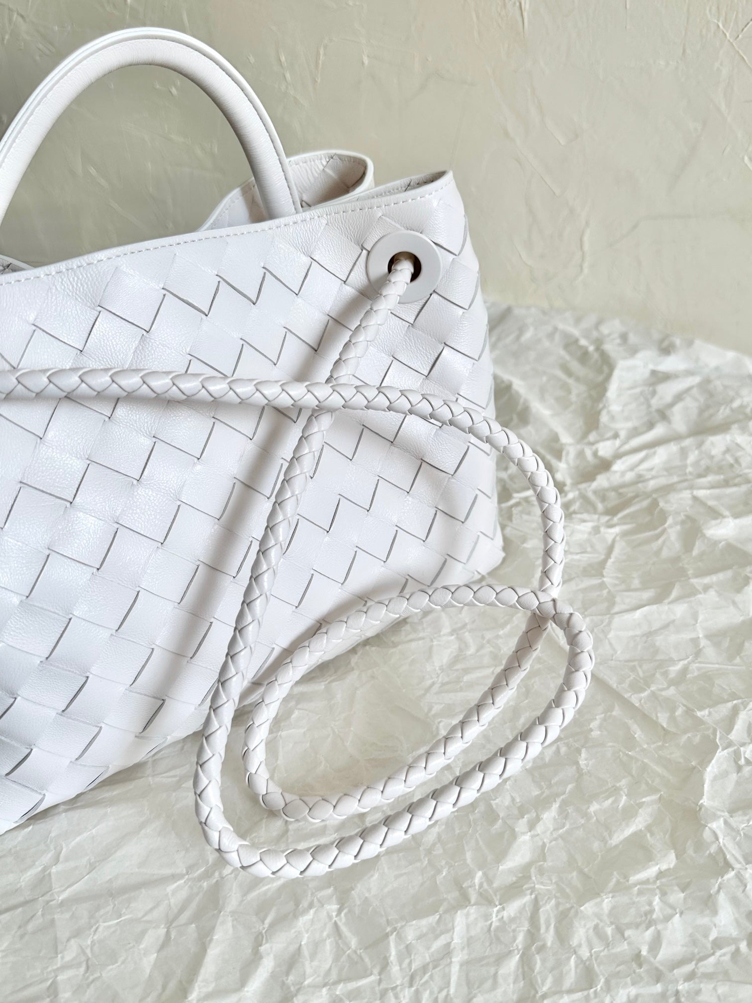 BOTTEGA VENETA SMALL ANDIAMO 25CM WHITE LAMBSKIN