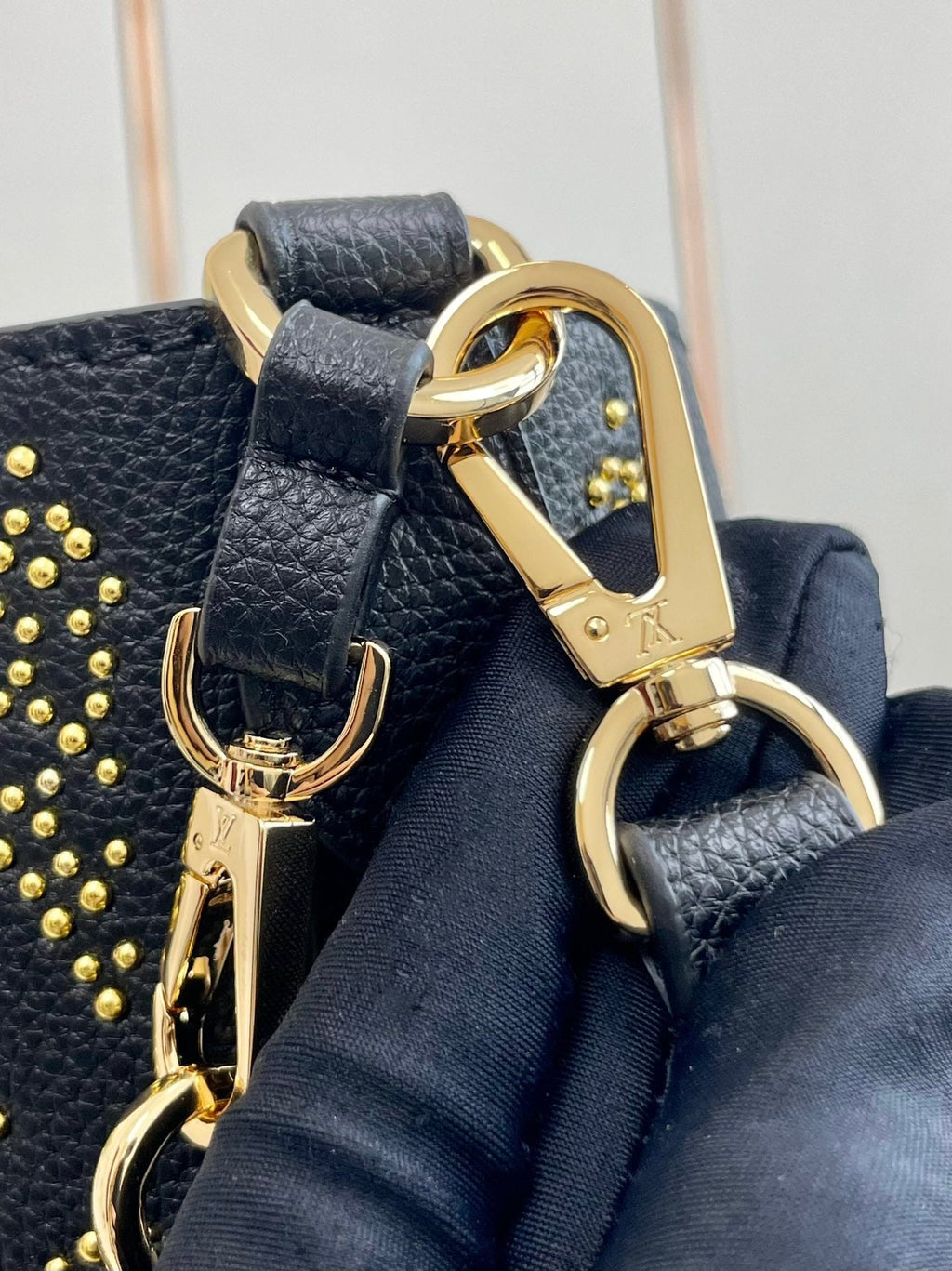 LOUIS VUITTON BLOSSOM MM 30 BLACK MAHINA CALFSKIN