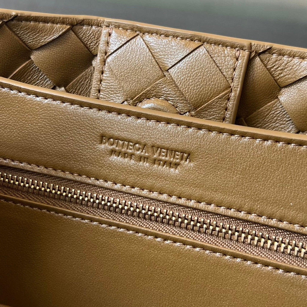 BOTTEGA VENETA SMALL ANDIAMO 25CM BROWN LAMBSKIN