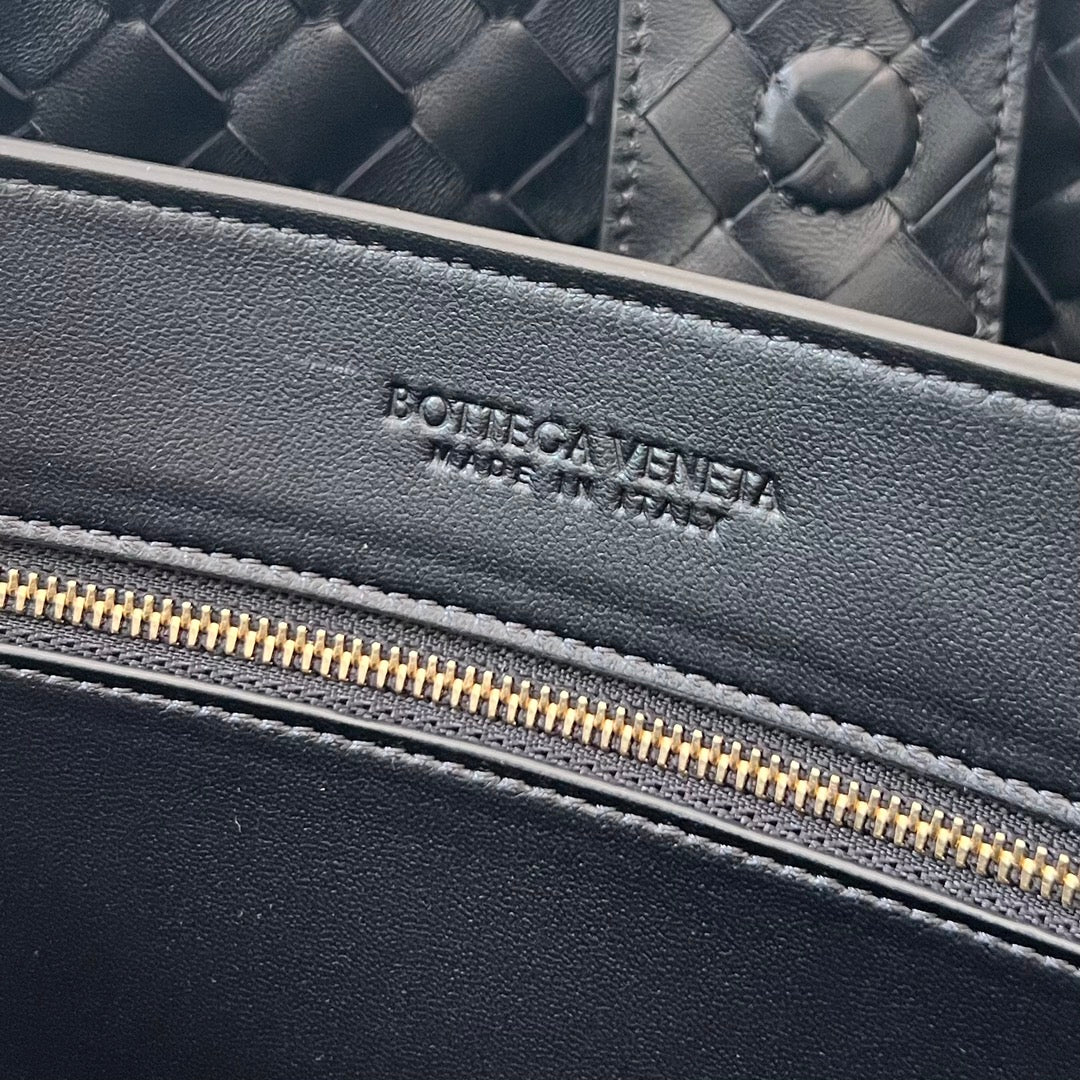 BOTTEGA VENETA LARGE ANDIAMO 45CM BLACK LAMBSKIN