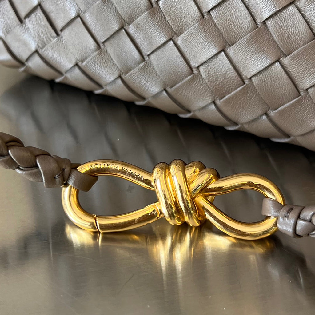 BOTTEGA VENETA SMALL ANDIAMO 25CM CHOCOLATE LAMBSKIN