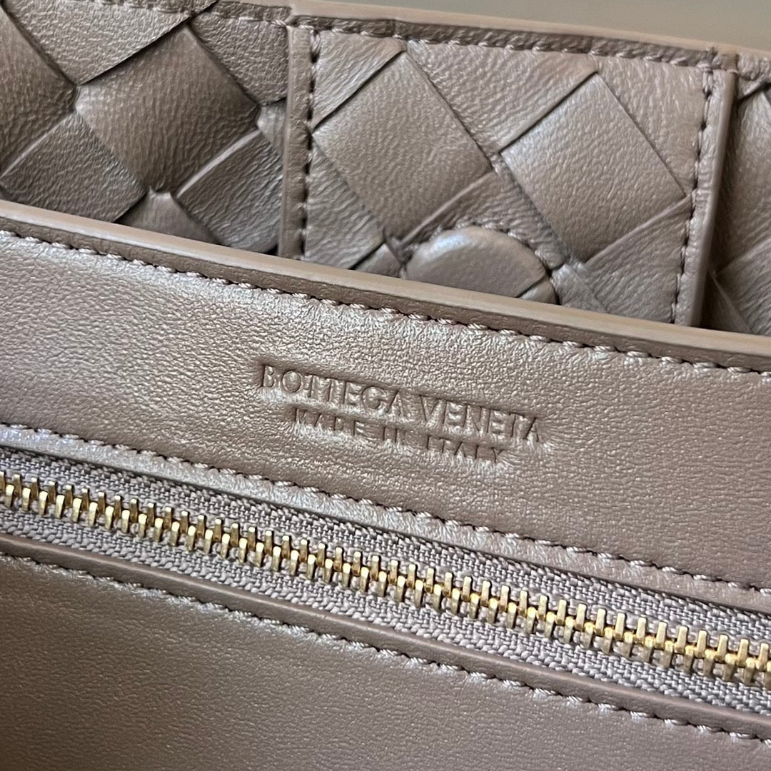 BOTTEGA VENETA SMALL ANDIAMO 25CM CHOCOLATE LAMBSKIN