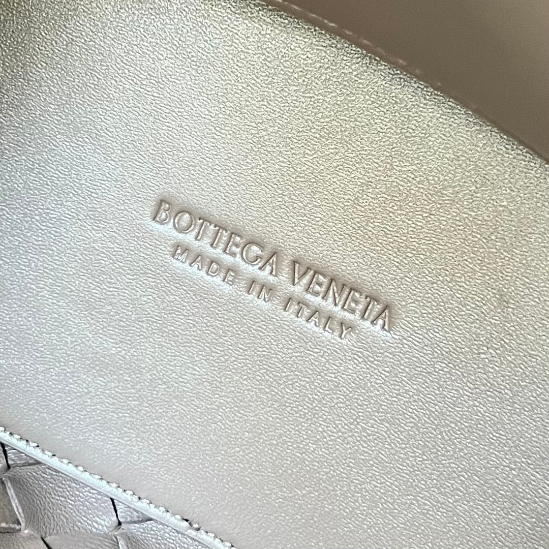 BOTTEGA VENETA SMALL ANDIAMO 25CM CHOCOLATE LAMBSKIN