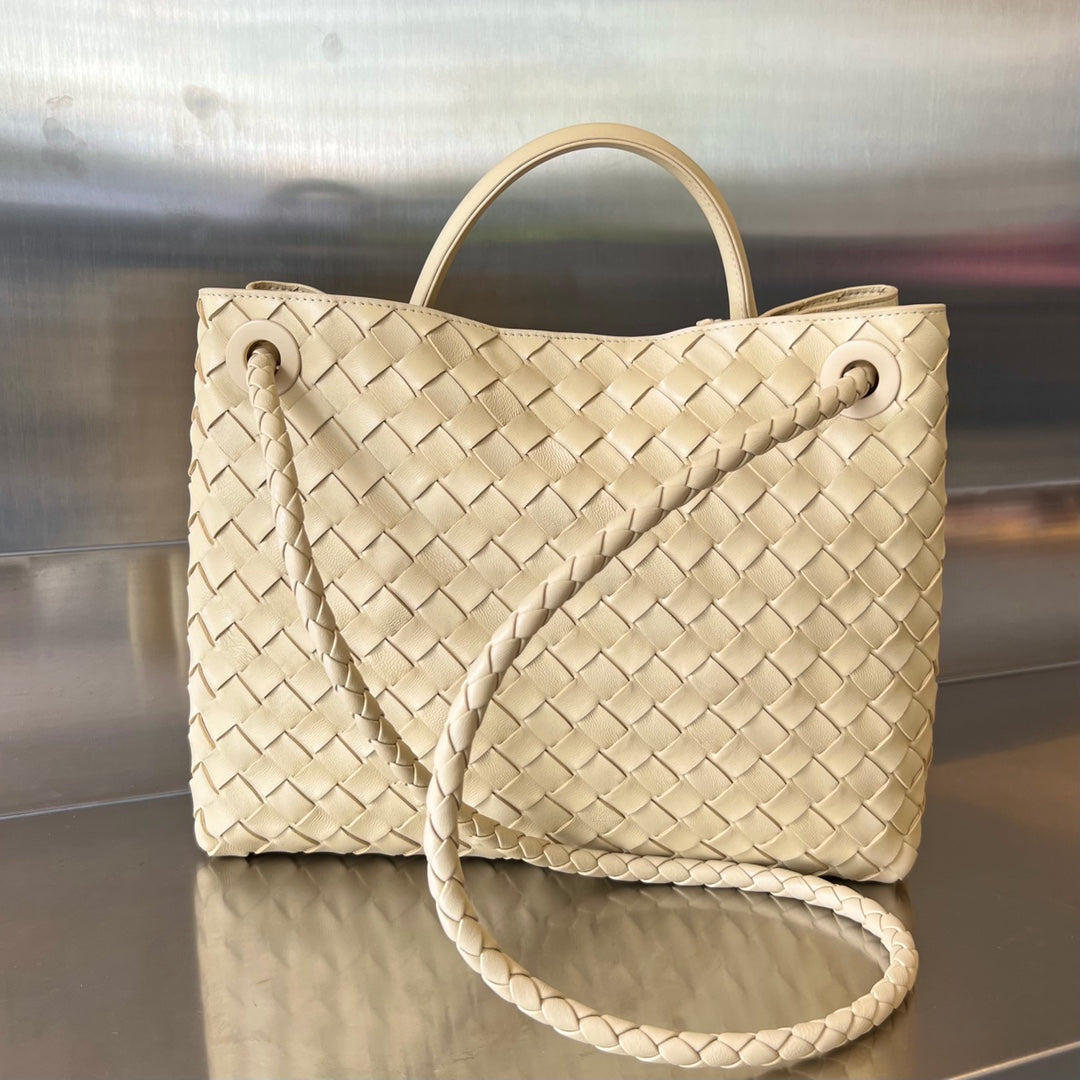 BOTTEGA VENETA MEDIUM ANDIAMO 32CM BEIGE LAMBSKIN