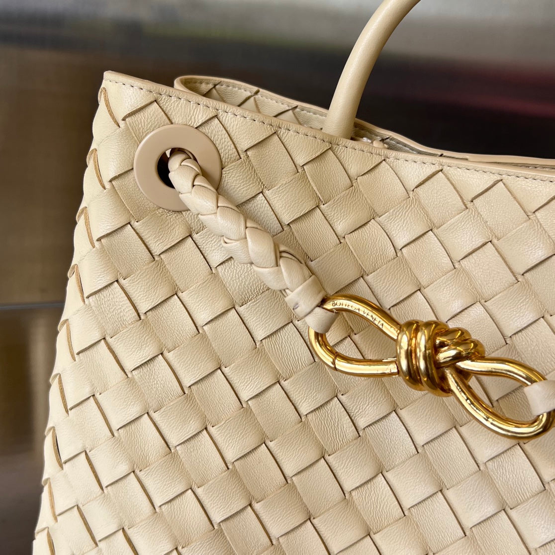BOTTEGA VENETA MEDIUM ANDIAMO 32CM BEIGE LAMBSKIN