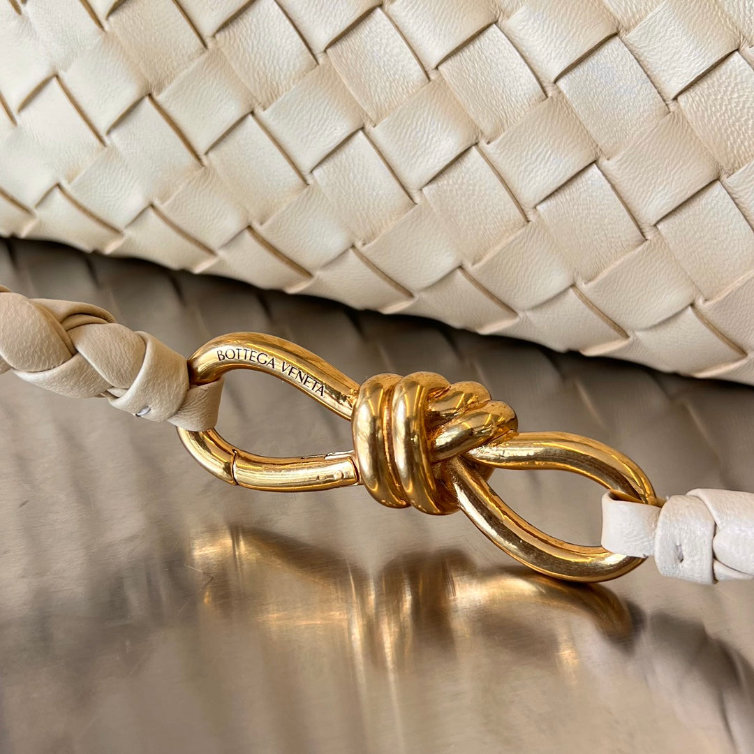 BOTTEGA VENETA MEDIUM ANDIAMO 32CM BEIGE LAMBSKIN