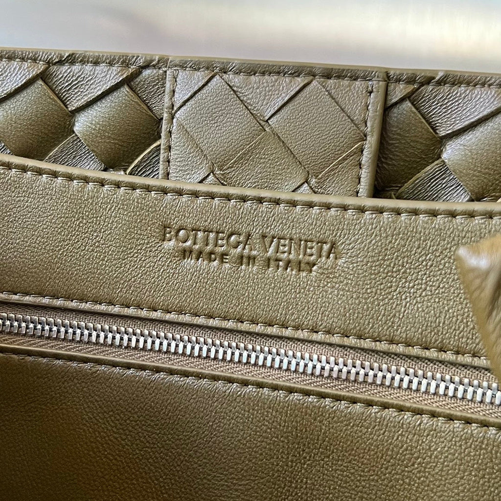 BOTTEGA VENETA MEDIUM ANDIAMO 32CM OLIVE LAMBSKIN