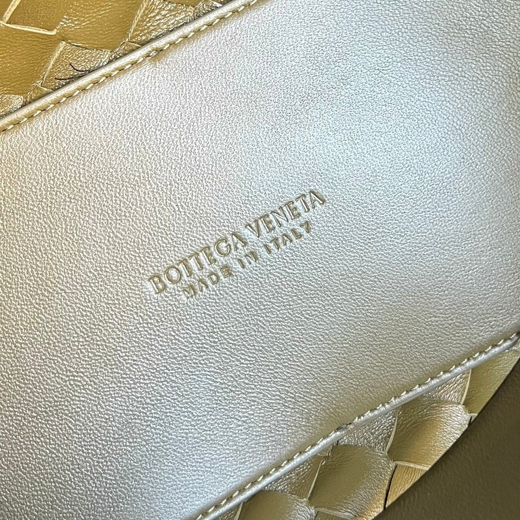 BOTTEGA VENETA MEDIUM ANDIAMO 32CM OLIVE LAMBSKIN