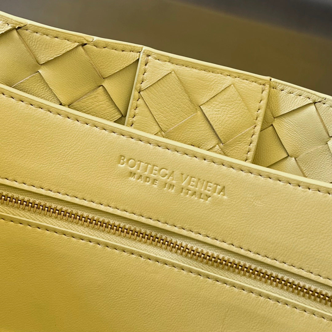 BOTTEGA VENETA MEDIUM ANDIAMO 32CM LIME LAMBSKIN