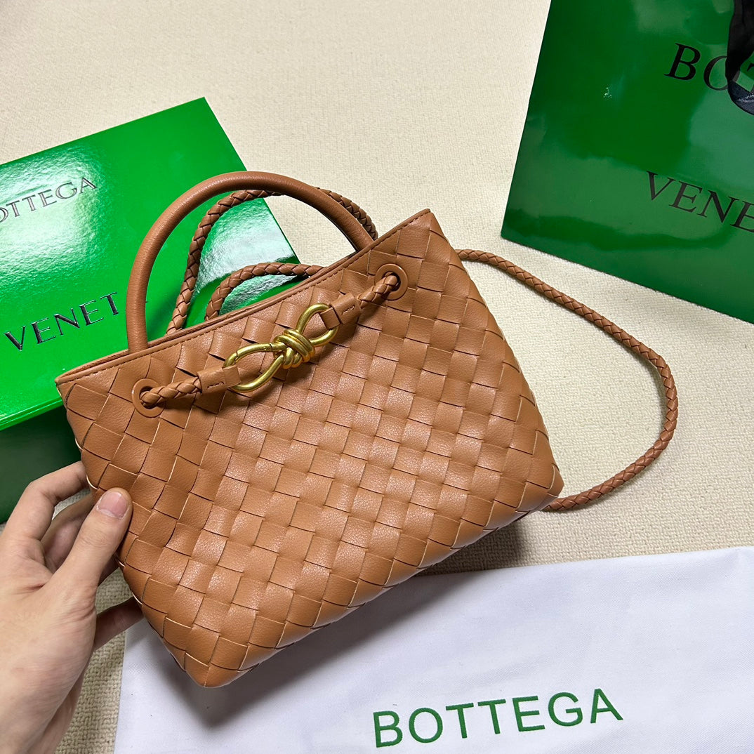 BOTTEGA VENETA SMALL ANDIAMO 25CM GOLD LAMBSKIN