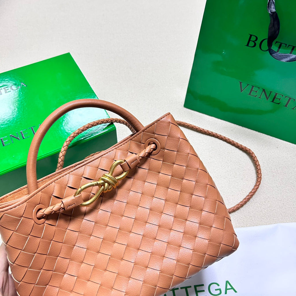 BOTTEGA VENETA SMALL ANDIAMO 25CM GOLD LAMBSKIN