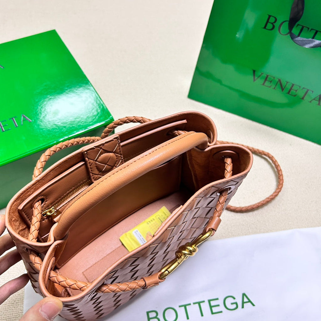 BOTTEGA VENETA SMALL ANDIAMO 25CM GOLD LAMBSKIN