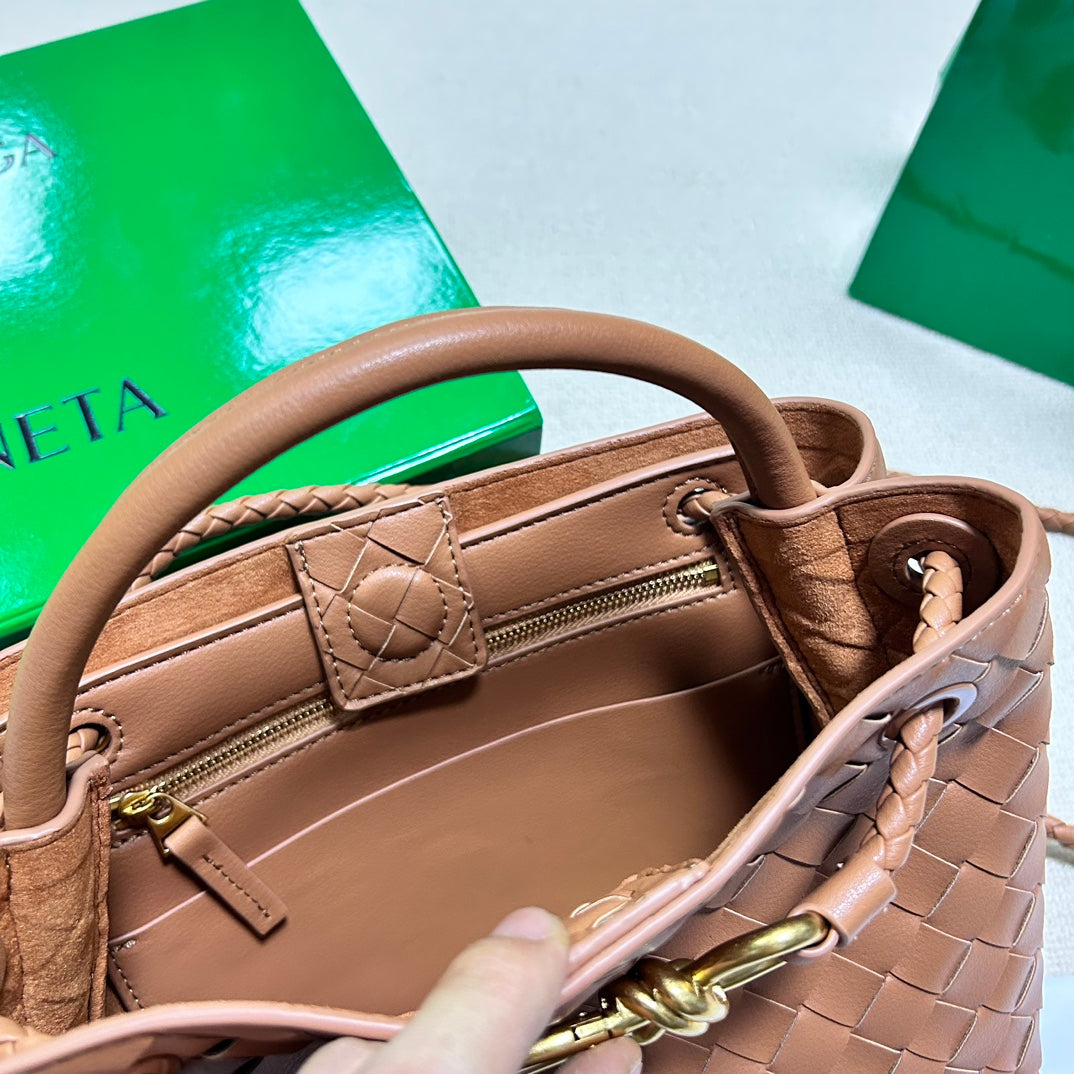 BOTTEGA VENETA SMALL ANDIAMO 25CM GOLD LAMBSKIN