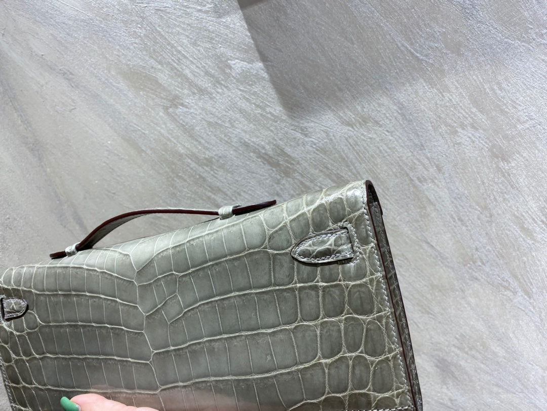 HERMES KELLY CUT 31 IN ASH GRAY SHINNY ALLIGATOR LEATHER WITH SILVER HARDWARE
