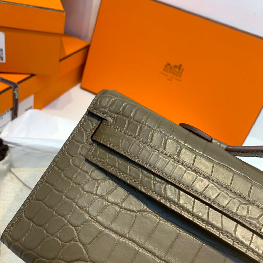 HERMES KELLY CUT 31 IN MOCHA BROWN ALLIGATOR LEATHER WITH GOLD HARDWARE