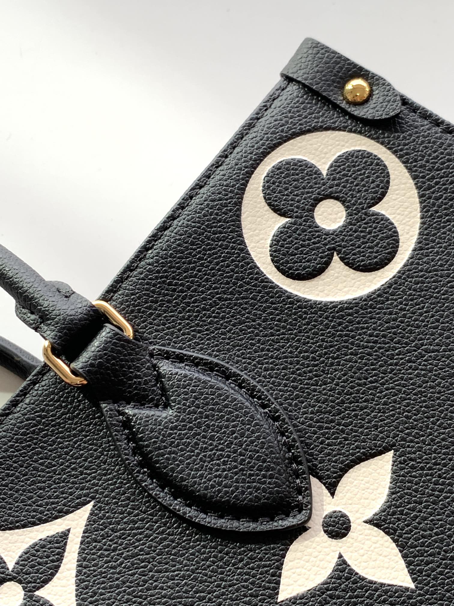 LOUIS VUITTON ONTHEGO MM 35CM BLACK WHITE