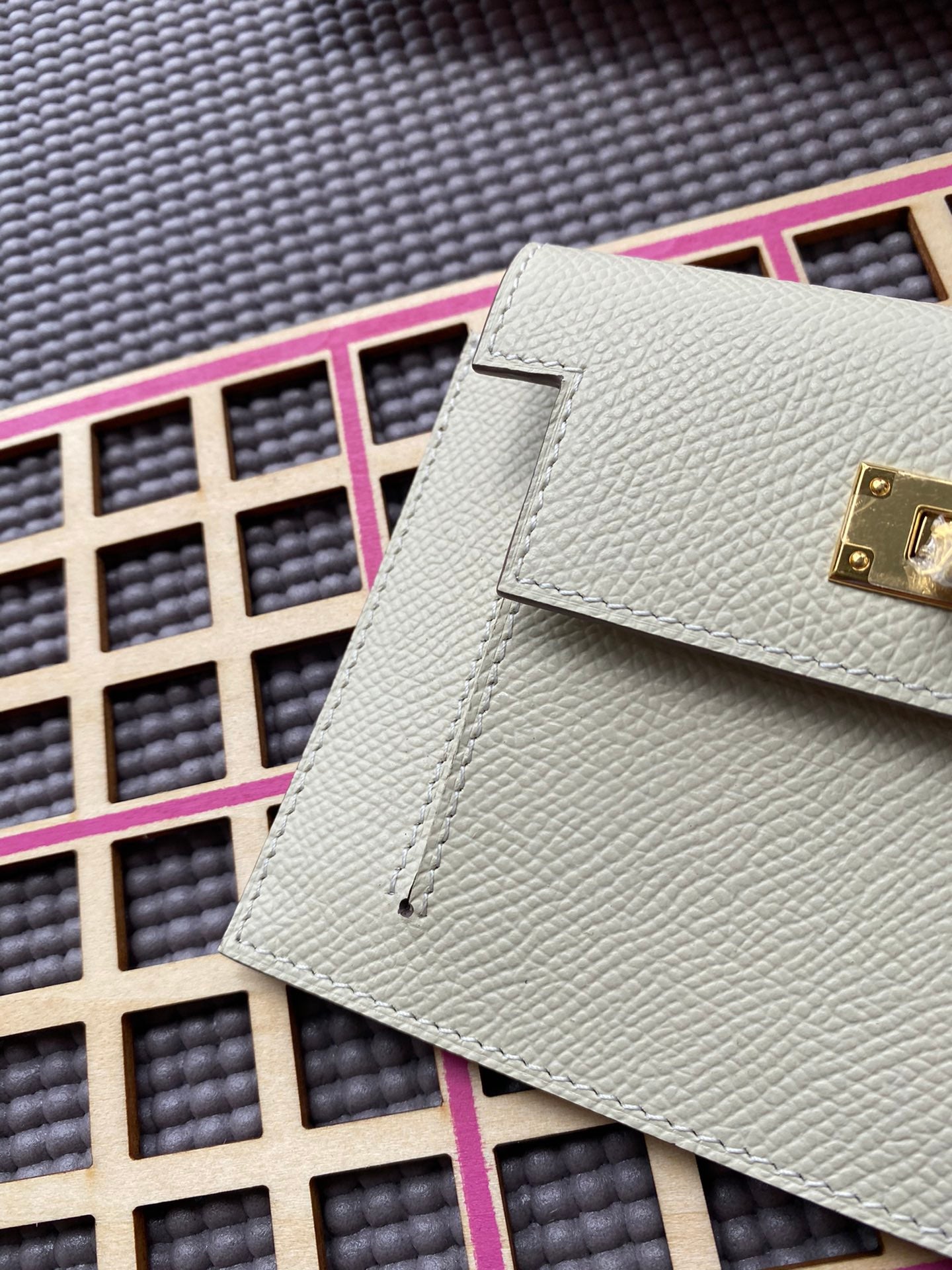 HERMES Kelly Pocket 13.5 White Epsom Ghw