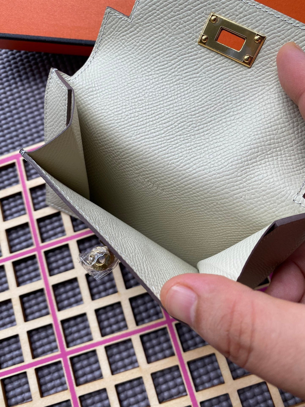HERMES Kelly Pocket 13.5 White Epsom Ghw