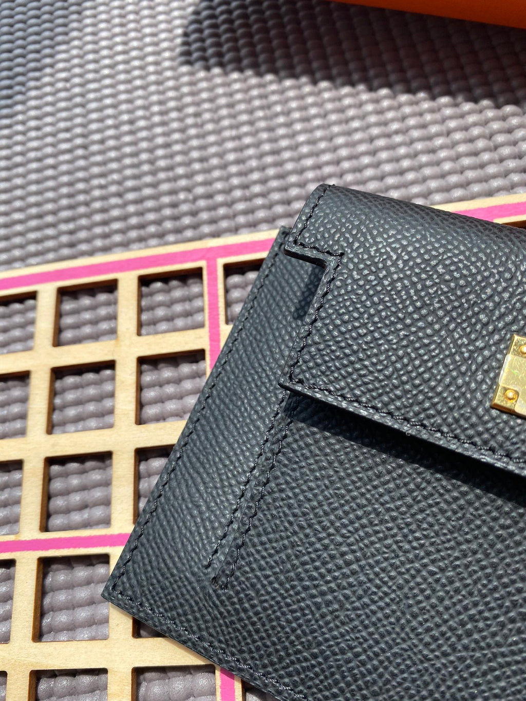 HERMES Kelly Pocket 13.5 Black Epsom Ghw