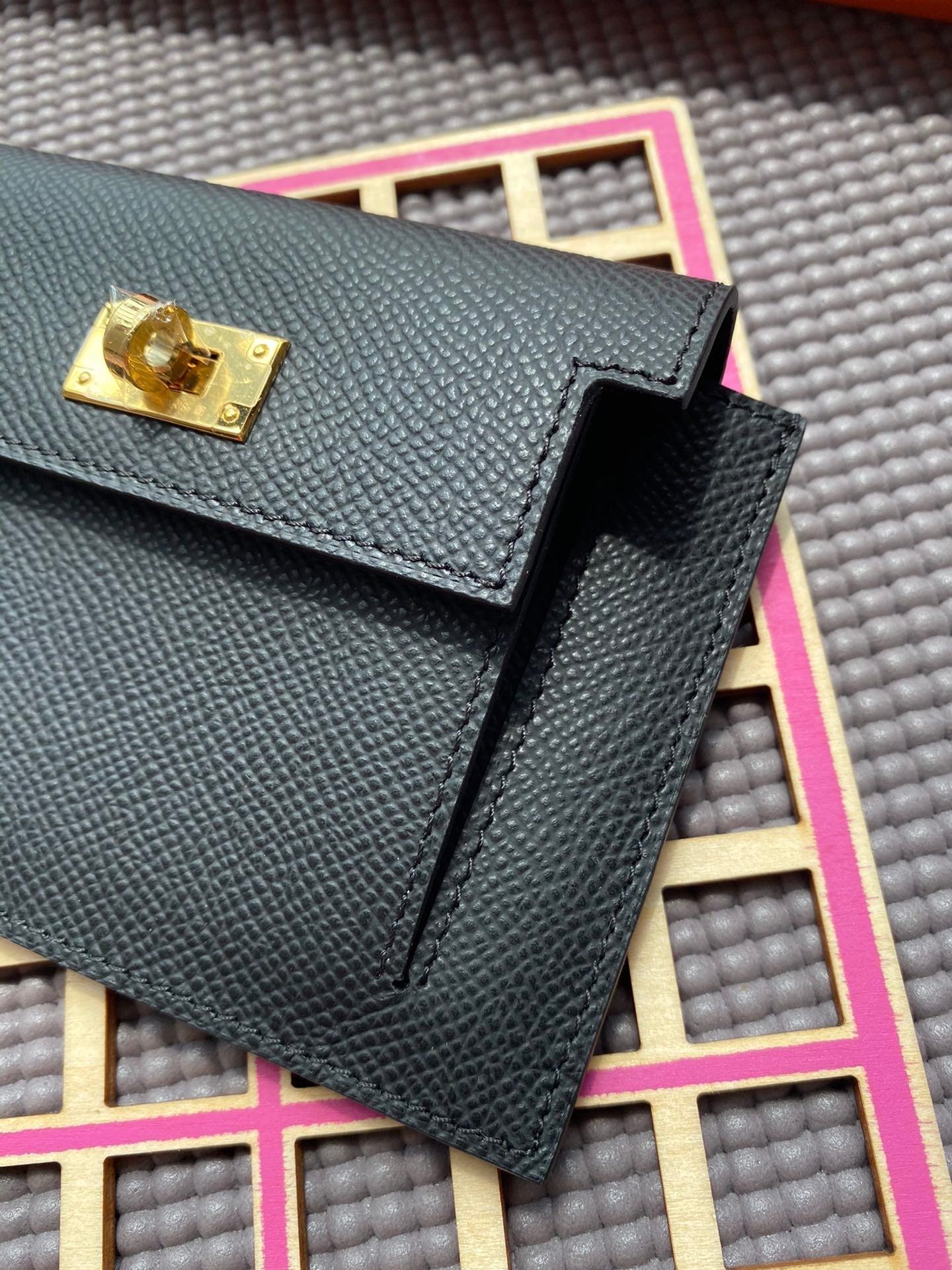 HERMES Kelly Pocket 13.5 Black Epsom Ghw