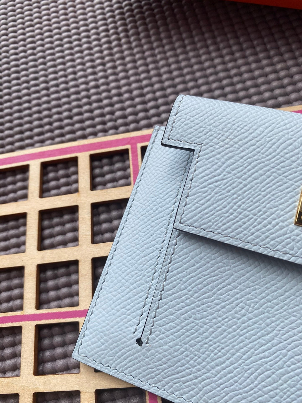 HERMES Kelly Pocket 13.5 Light Grey Epsom Ghw