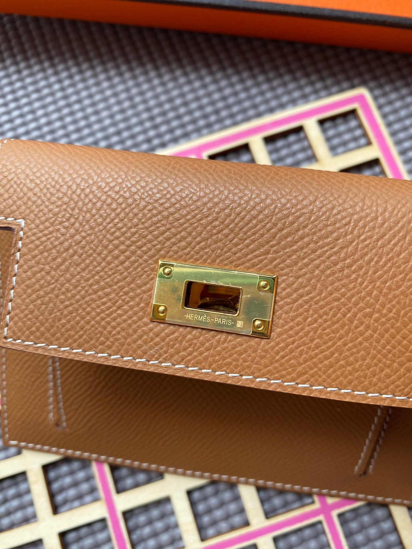HERMES Kelly Pocket 13.5 Tan Epsom Ghw