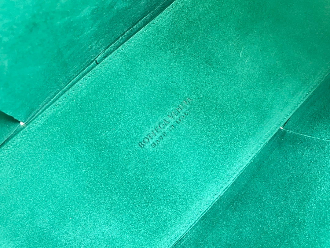 BOTTEGA VENETA ARCO TOTE 36 IN KAITOKE GREEN CALFSKIN