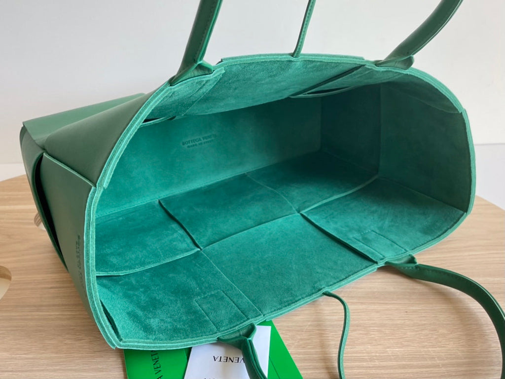 BOTTEGA VENETA ARCO TOTE 36 IN KAITOKE GREEN CALFSKIN