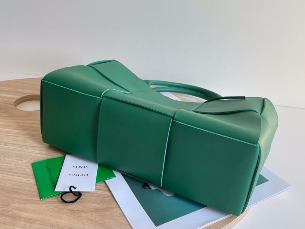BOTTEGA VENETA ARCO TOTE 36 IN KAITOKE GREEN CALFSKIN