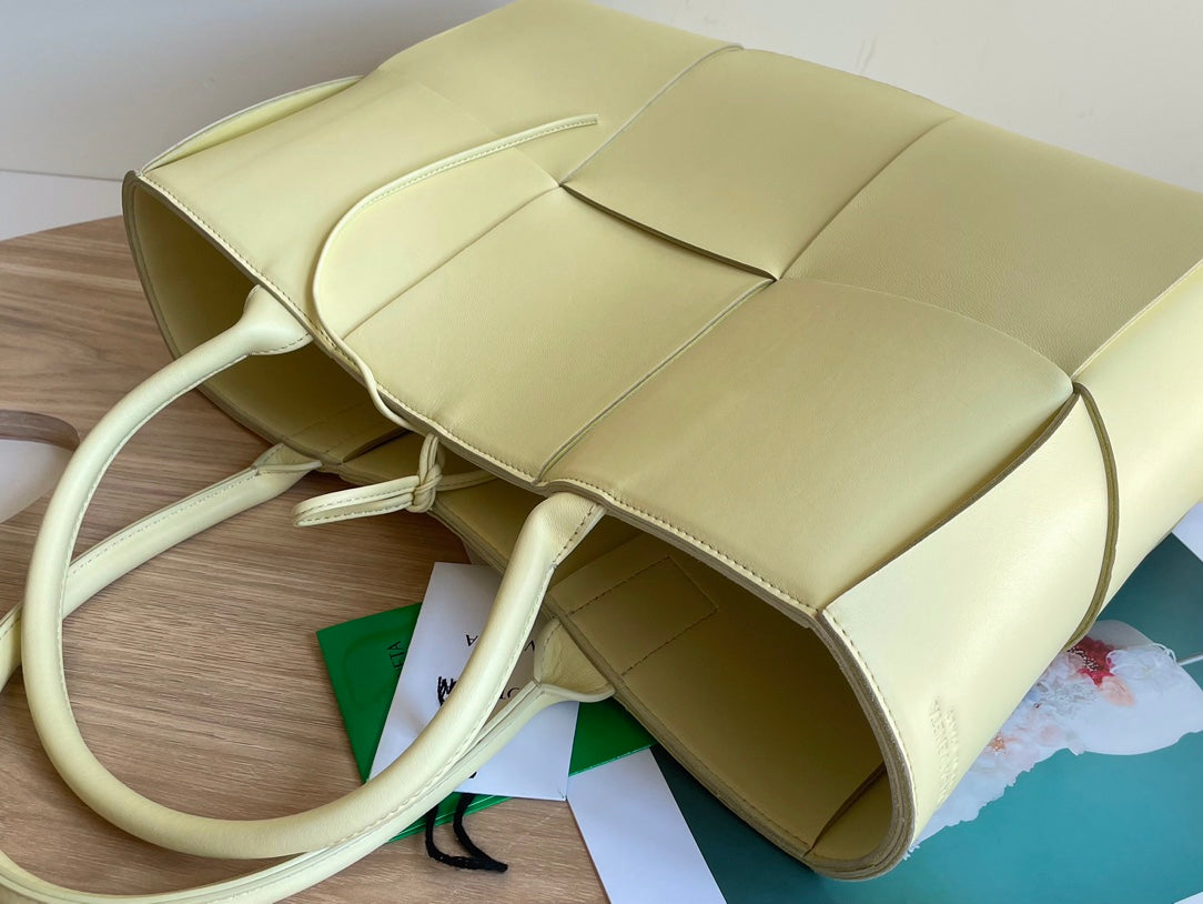 BOTTEGA VENETA ARCO TOTE 36 IN PALE YELLOW CALFSKIN