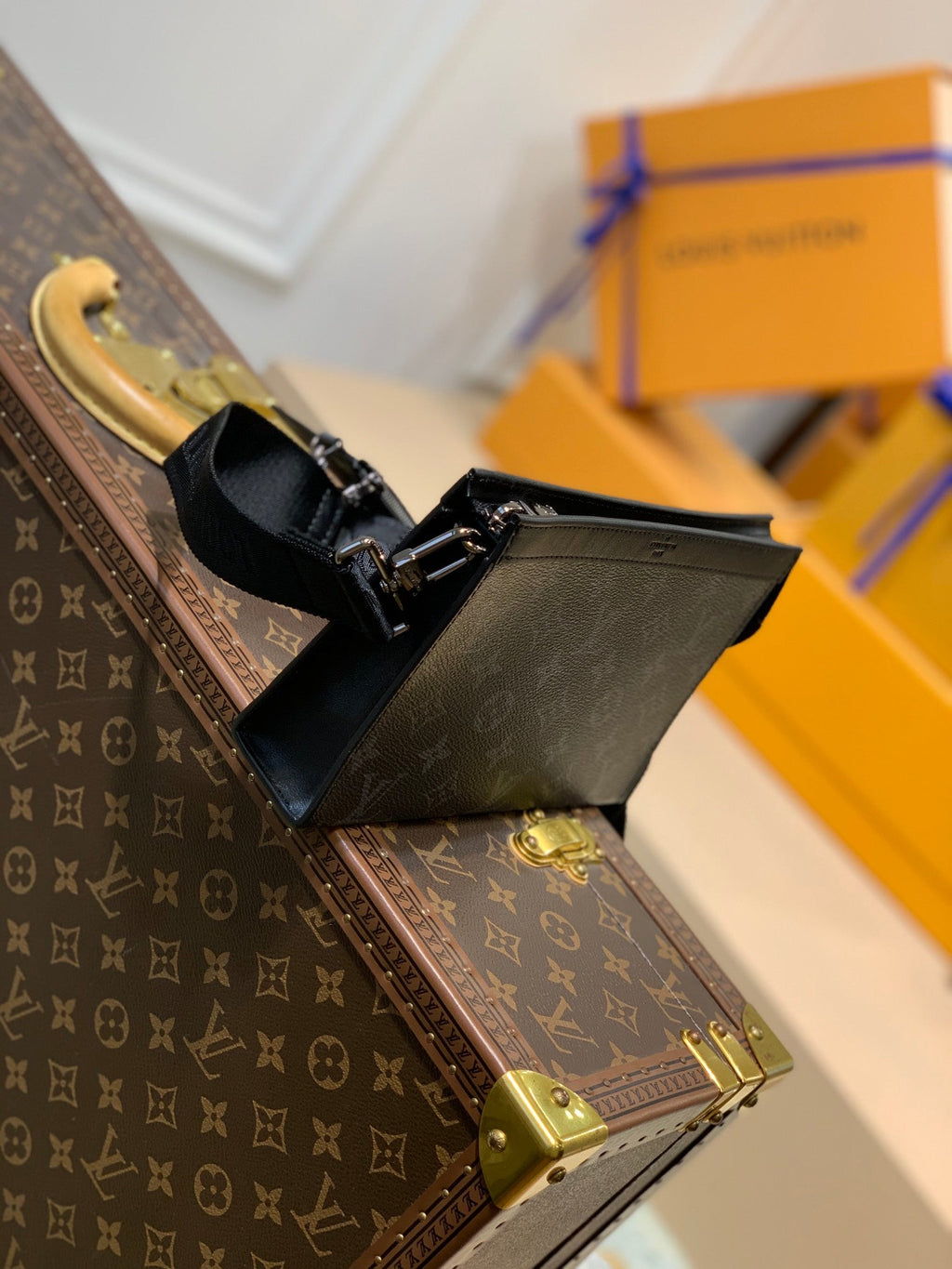 LOUIS VUITTON ANPHA WEARABLE WALLET 18 IN BLACK MONOGRAM ECLIPSE REVERSE CALFSKIN