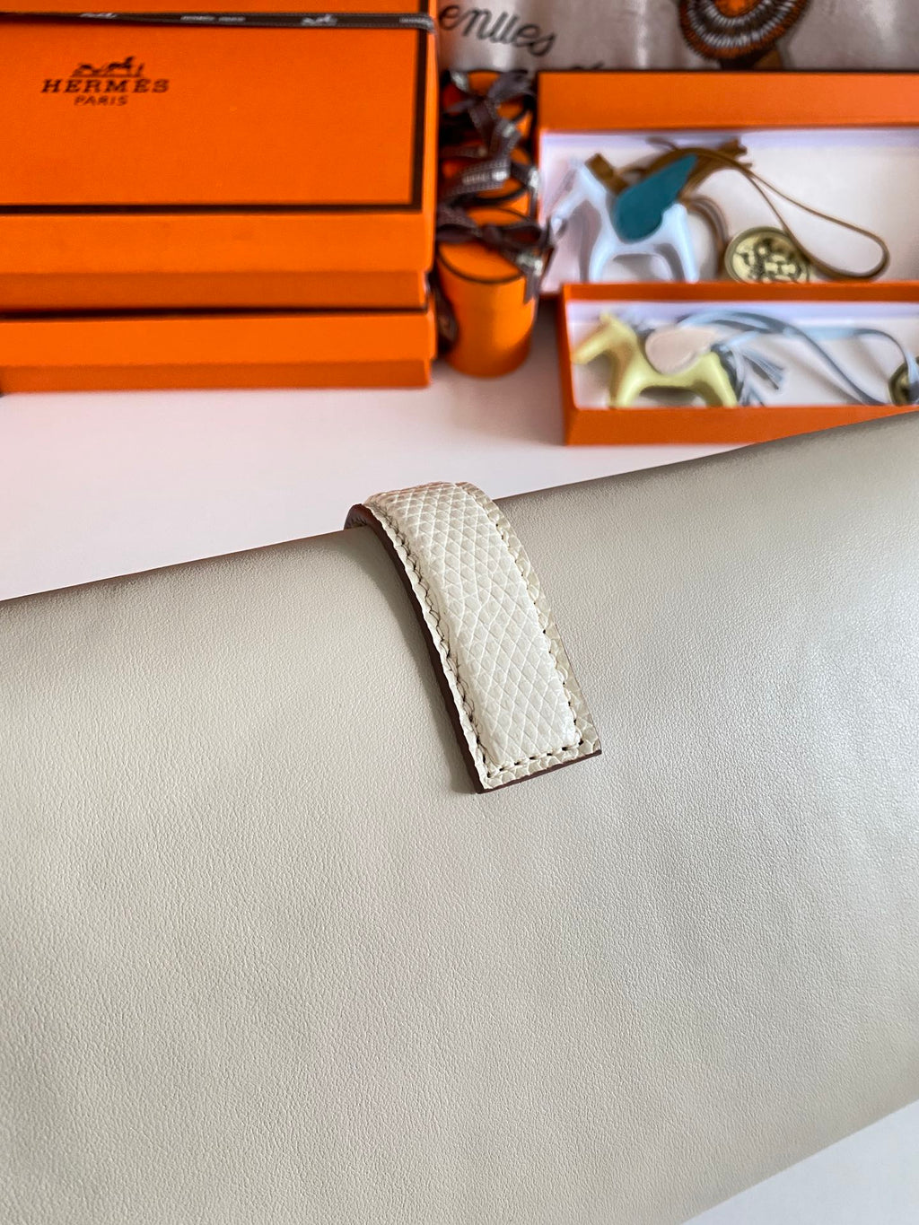 HERMES JIGE ELAN 29 CLUTCH IN BISQUE BEIGE CALFSKIN WITH LIZARD SKIN