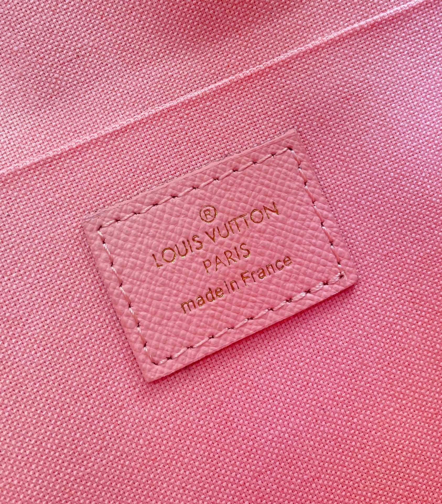LOUIS VUITTON FÉLICIE POCHETTE 21 IN BLUE BEIGE DAMIER AZUR CANVAS GOLD HARDWARE