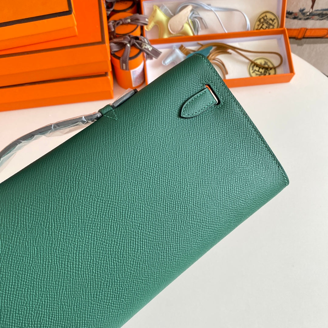 HERMES KELLY CUT 31 IN GREEN FOREST CALFSKIN WITH GOLD HARDWARE