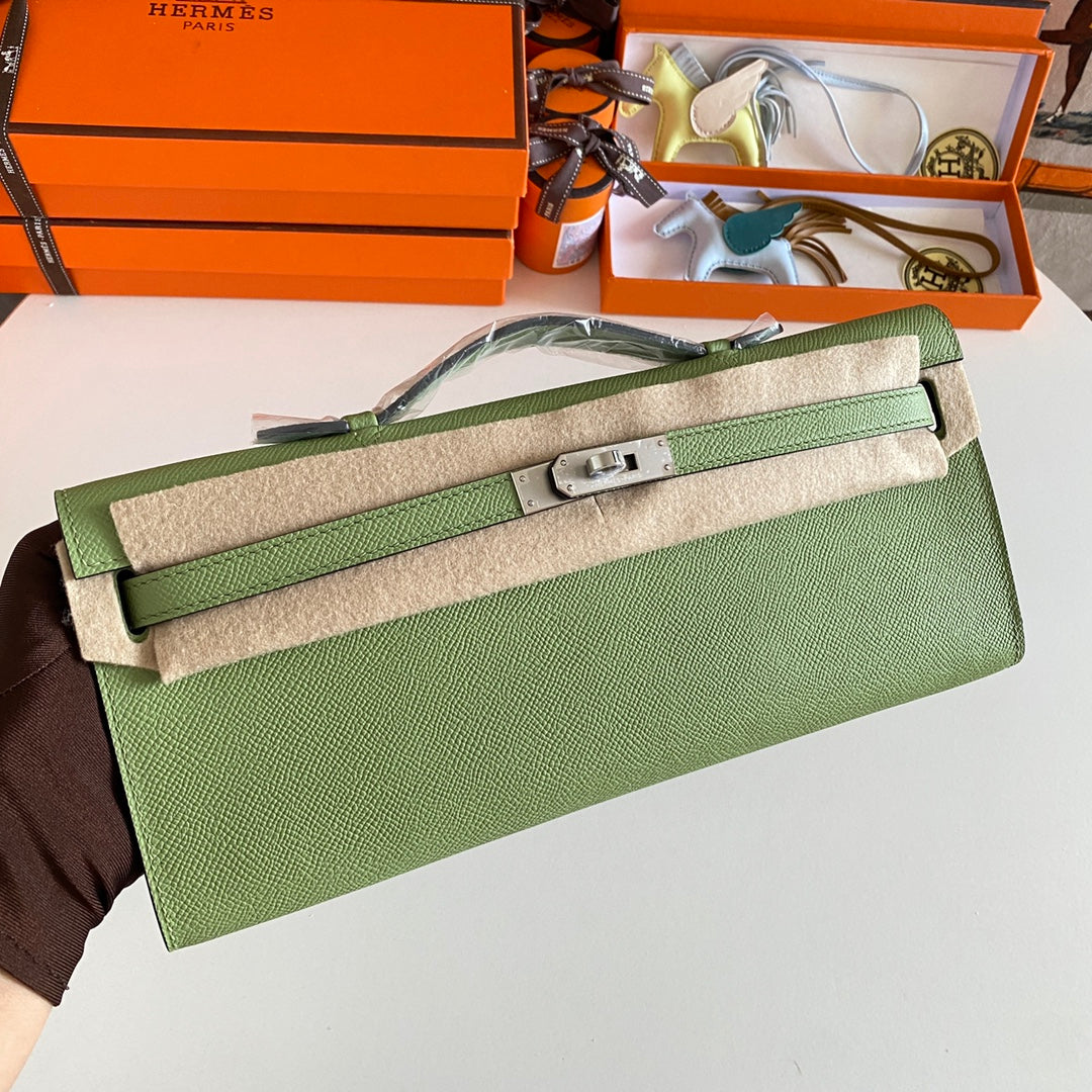 HERMES KELLY CUT 31 IN APPLE GREEN CALFSKIN WITH SILVER HARDWARE