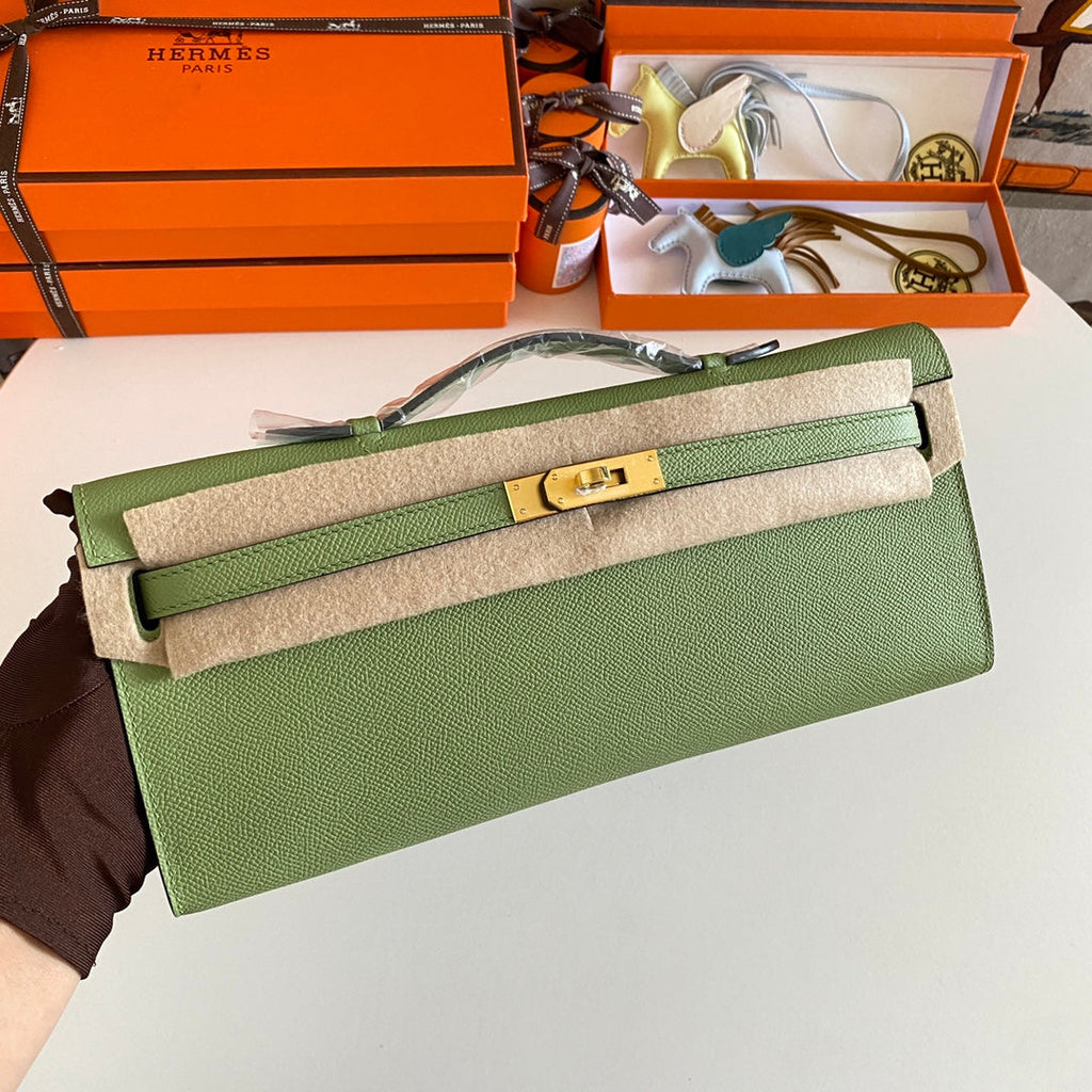 HERMES KELLY CUT 31 IN APPLE GREEN CALFSKIN WITH GOLD HARDWARE