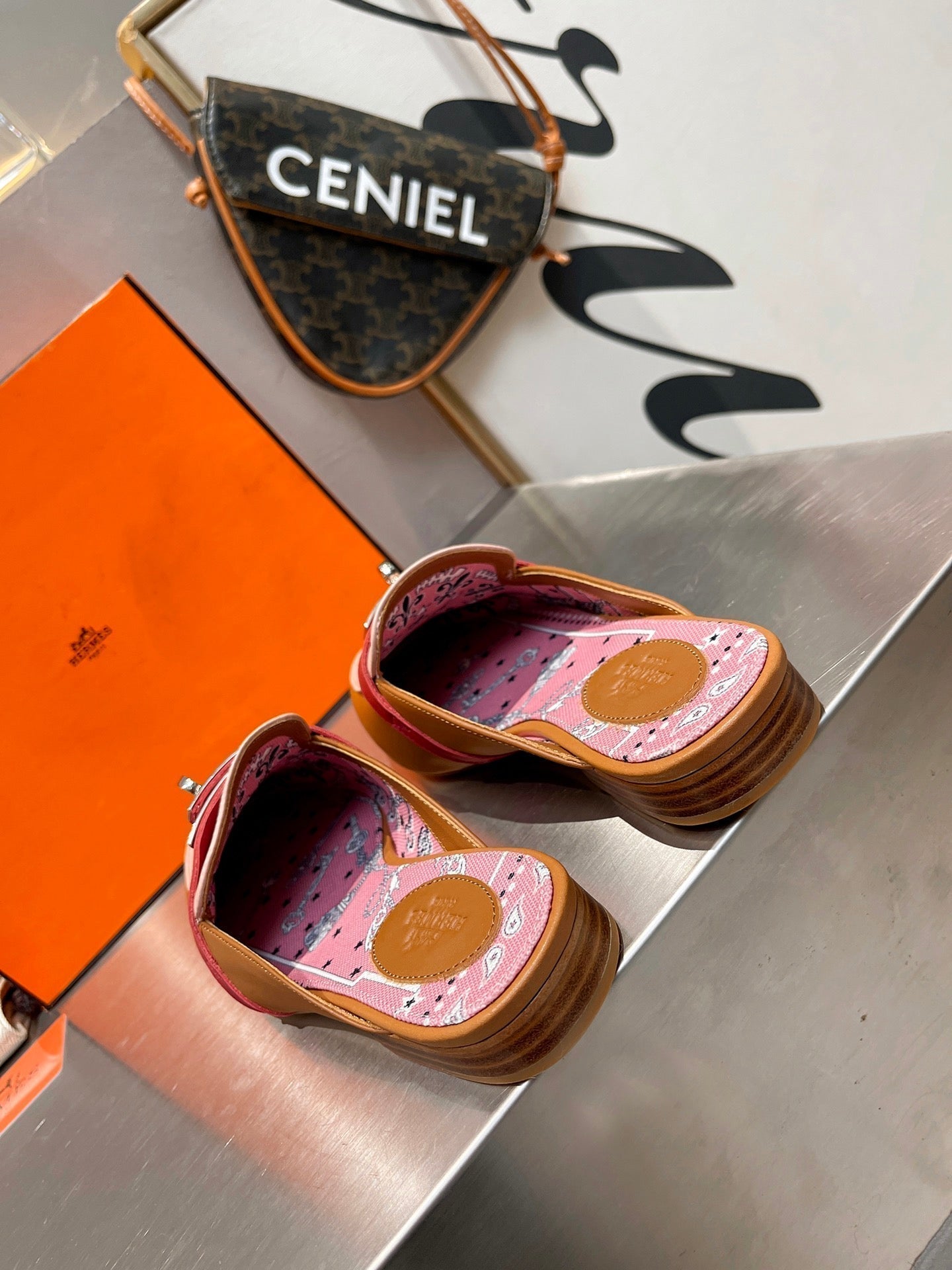 HERMES 0Z MULE CARAMEL AND PASTEL PINK CALFSKIN WITH PATTERN