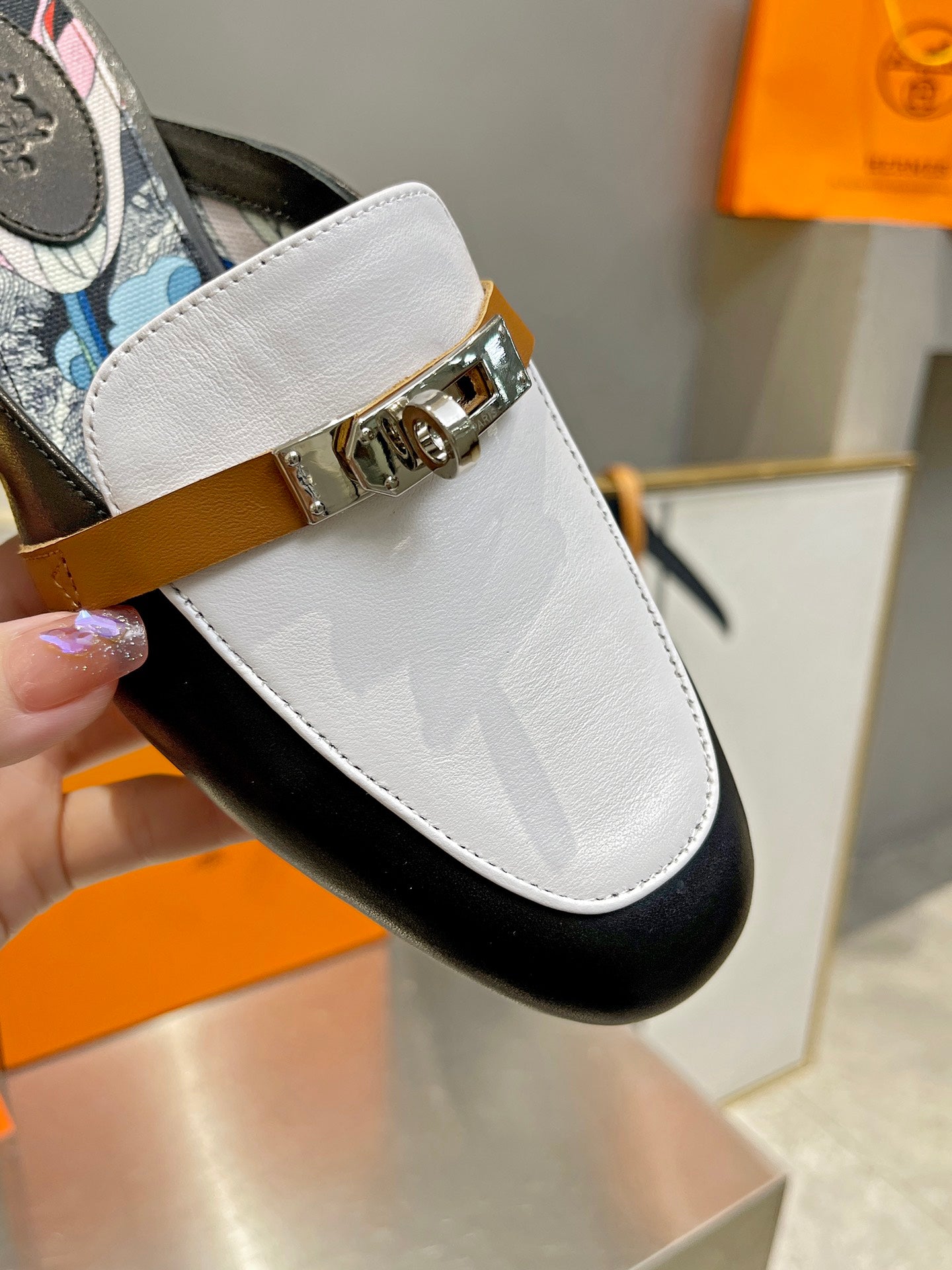 HERMES 0Z MULE WHITE AND BLACK CALFSKIN WITH PATTERN