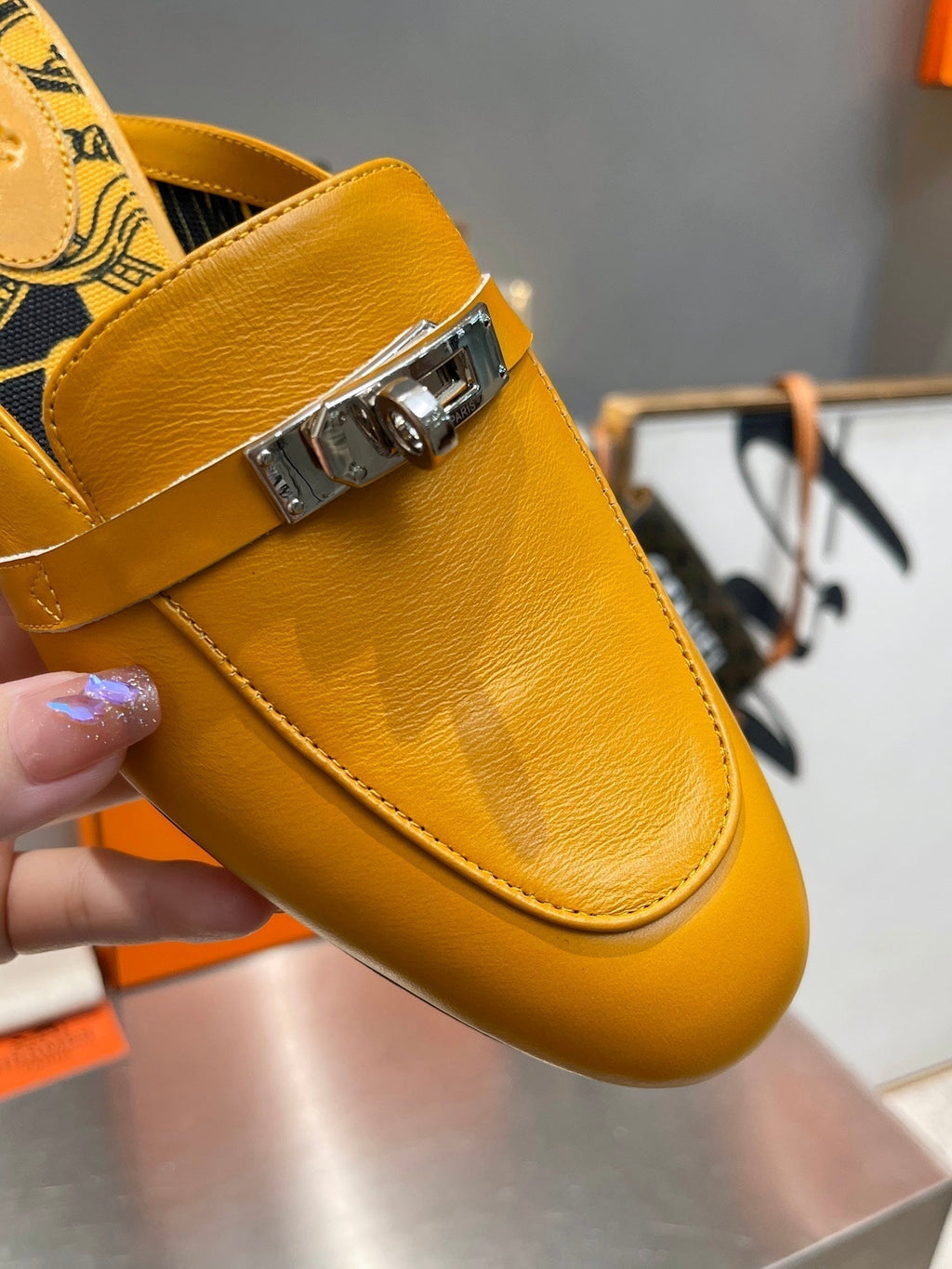 HERMES 0Z MULE AMBER CALFSKIN WITH PATTERN