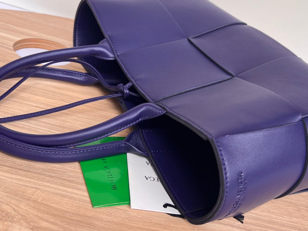 BOTTEGA VENETA SMALL ARCO TOTE 30 IN EAST BAY PURPLE LAMBSKIN