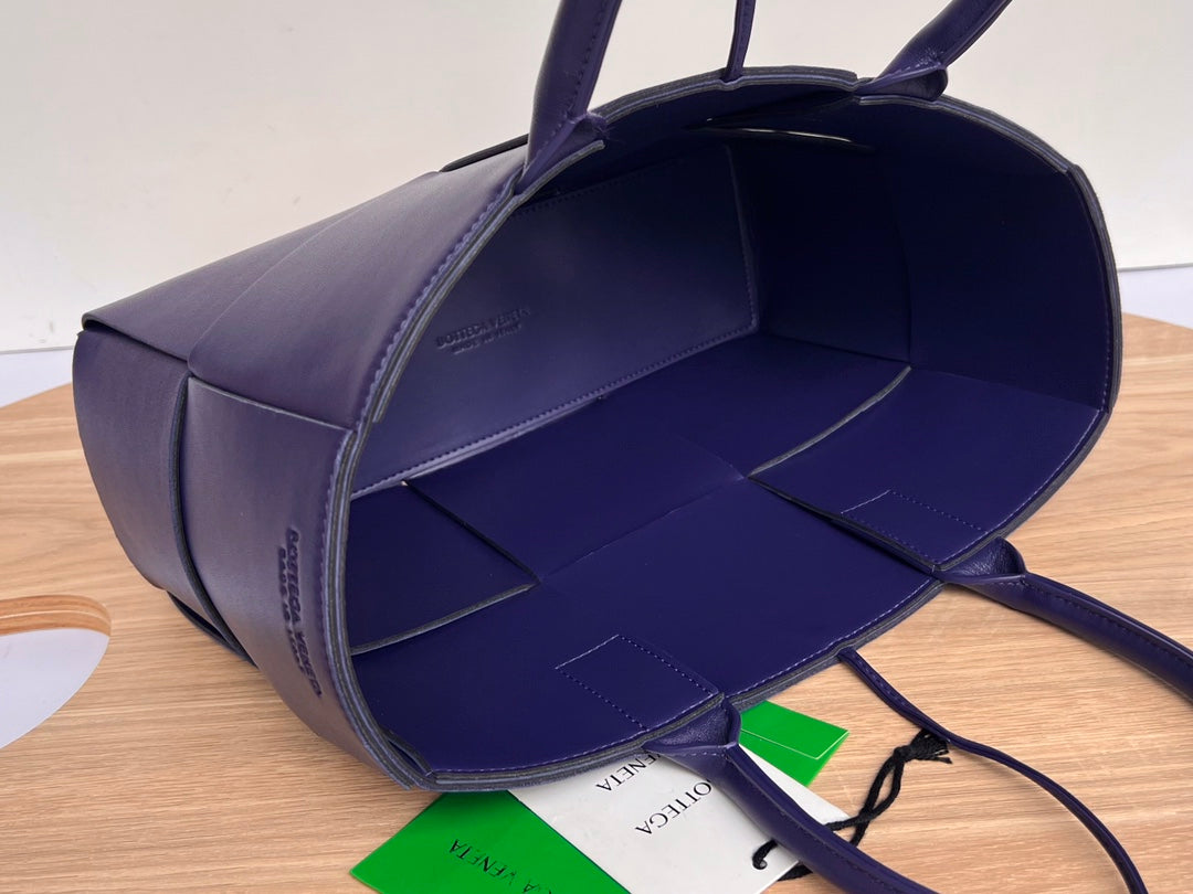 BOTTEGA VENETA SMALL ARCO TOTE 30 IN EAST BAY PURPLE LAMBSKIN
