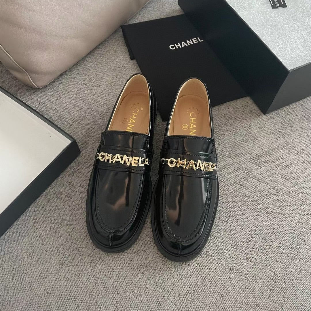 CHANEL MOASINS IN BLACK CALFSKIN GOLD METAL LOGO